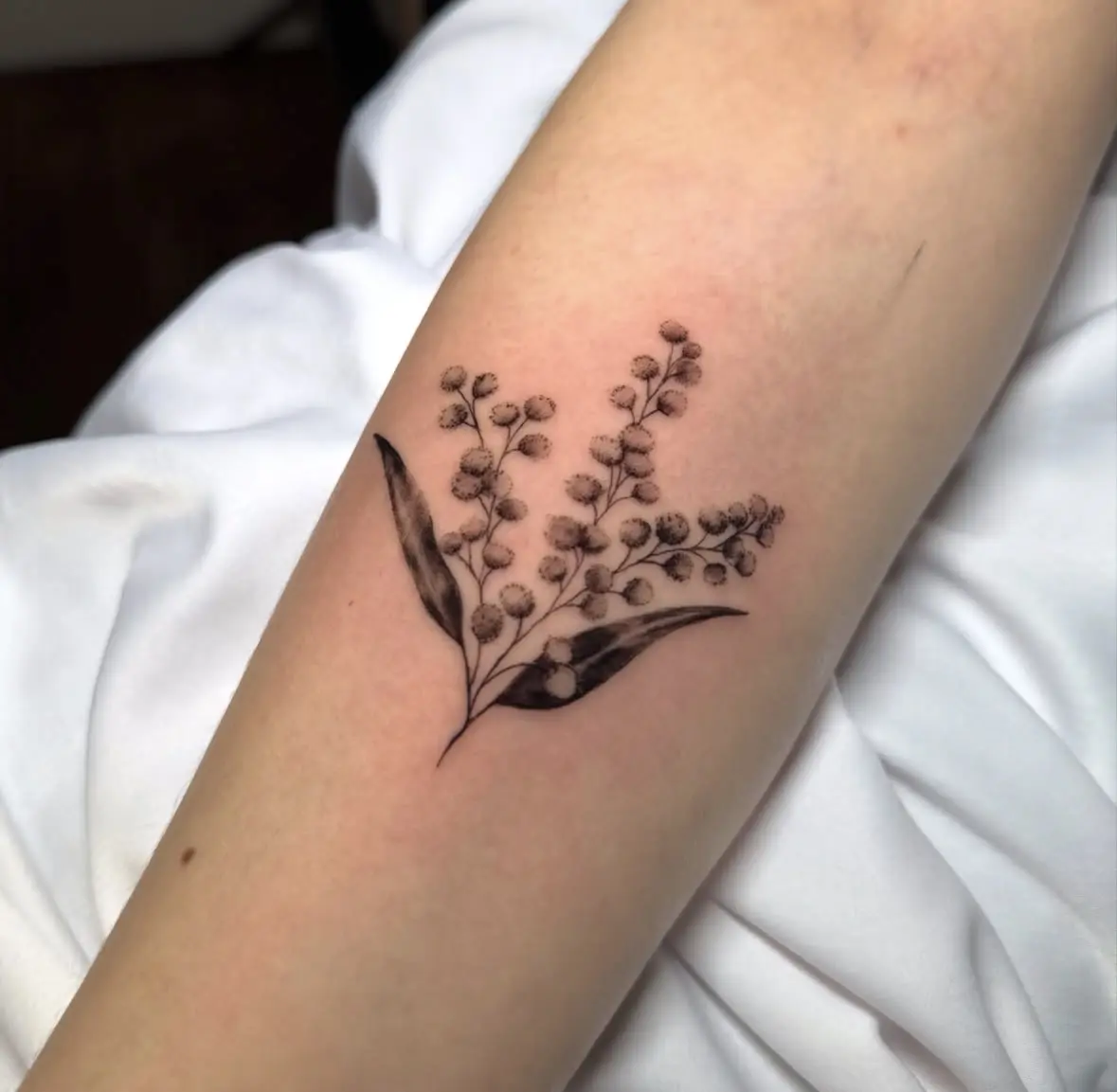 Tatouage Fine Line à Istanbul — Chill Ink Galata — Rythme botanique