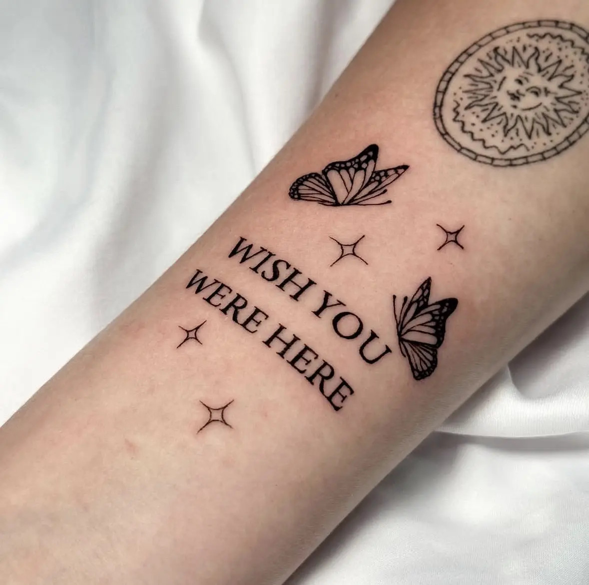 Tatouage Fine Line à Istanbul — Chill Ink Galata — Mots et symboles