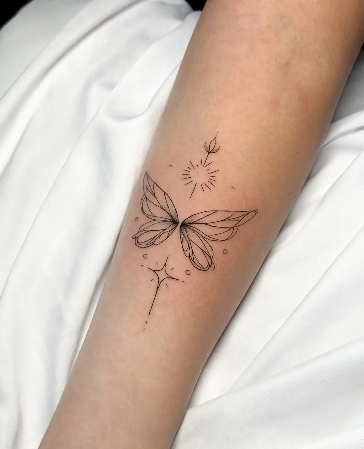 Tatouage Fine Line à Istanbul — Chill Ink Galata — Symbole personnel